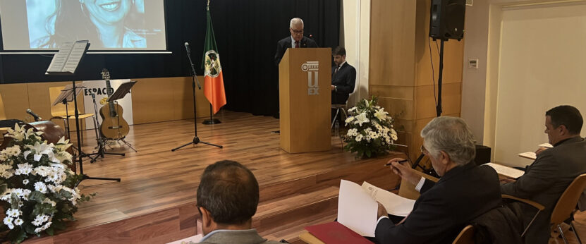 Rector en Salon de Actos del Espacio Uex con fondo foto Raquel Gafanha